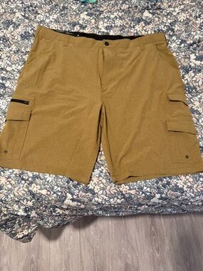 Men's Cargo Shorts in Olive/Tan